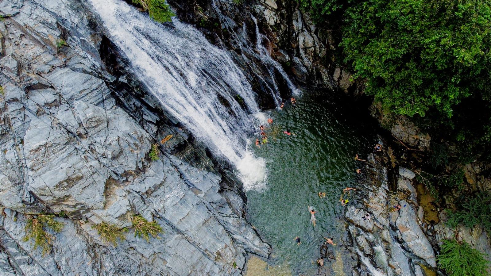 Medellín Residents Discover Hidden Rock Pools for Summer Lap Swimming