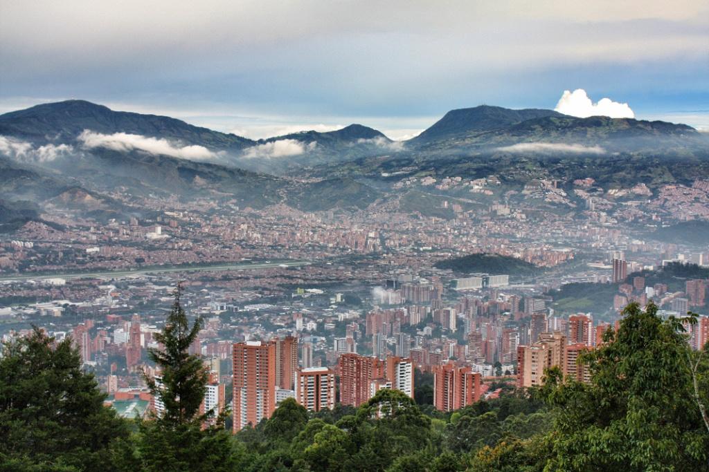 Medellín's Outdoor Pools Attract Serious Lap Swimmers Away From Gyms